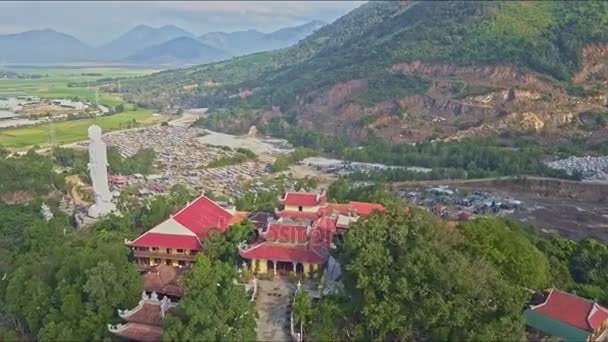 Boeddhistische tempel tegen bosbouw landschap met Boeddhabeeld — Stockvideo