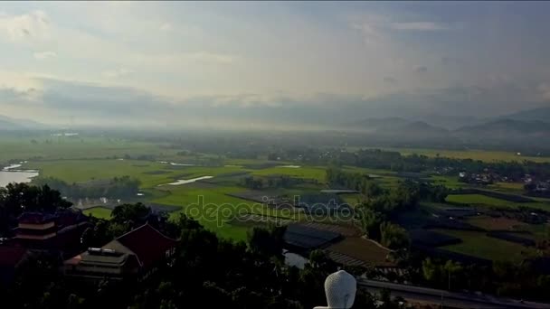 Uitzicht vanaf de landelijke vallei naar Boeddhabeeld — Stockvideo