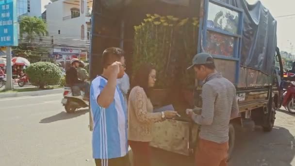 Mujer paga dinero por flores de crisantemo — Vídeo de stock