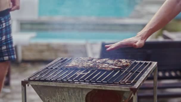 Trozo de carne asados en el fuego en la barbacoa — Vídeo de stock