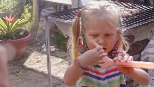 Mädchen posiert vor Papa gegen Kohlenbecken-Smartphone — Stockvideo