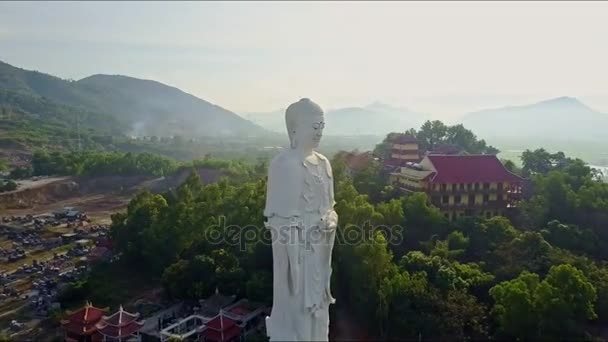 Socha Buddhy poblíž buddhistický chrám a vesnice — Stock video