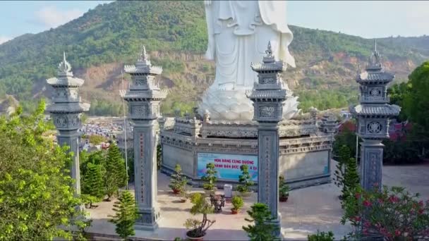 Buddhastaty nära buddhistiska tempel och village — Stockvideo