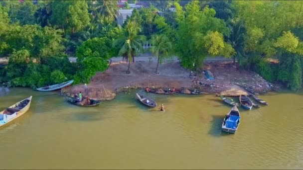 Rive de rivière avec bateaux de pêche en bois — Video