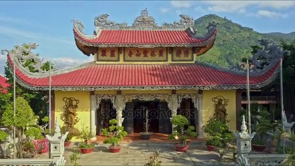 Stairs decorated with flowerpots to above Buddhist temple — Stock Video