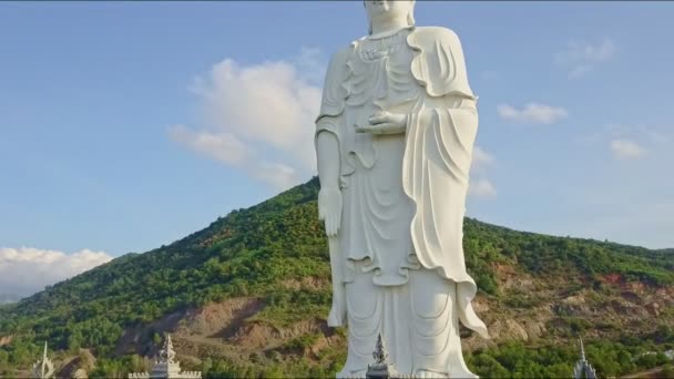 Buddha-Statue in der Nähe von buddhistischem Tempel und Dorf — Stockvideo