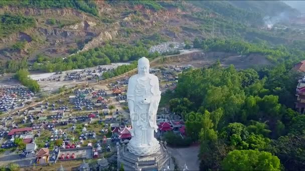 Statua buddista vicino al tempio buddista e al villaggio — Video Stock