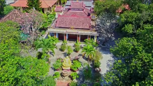 Tuin met Boeddhabeeld in de buurt van mooie huizen — Stockvideo