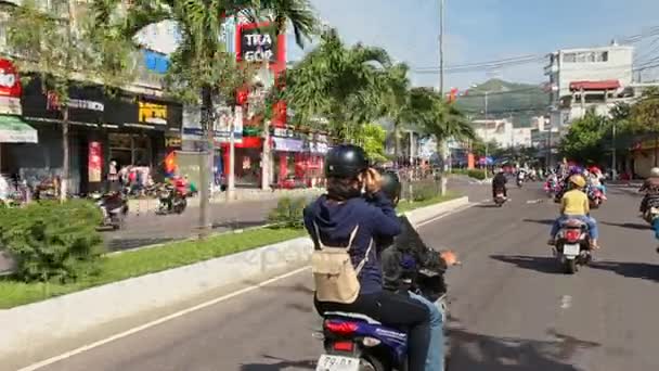Motorky skútry drive širokou ulicí — Stock video