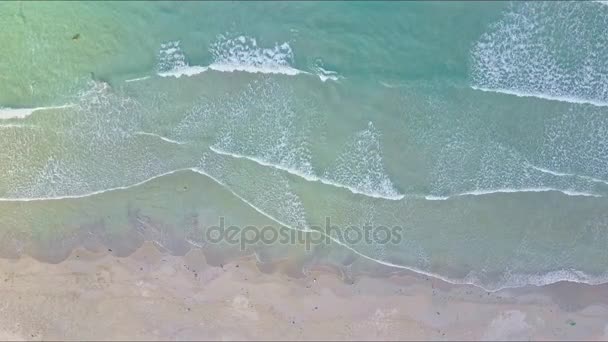 océan roulant sur la plage de sable 