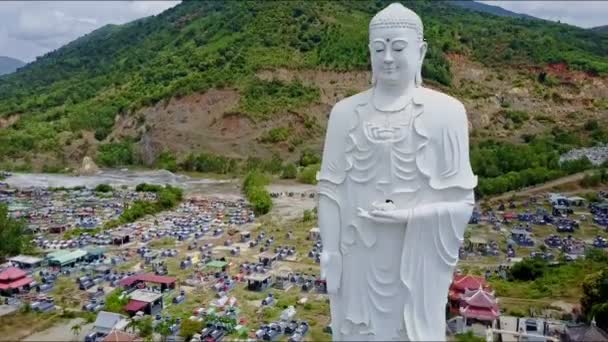 Socha Buddhy poblíž buddhistický chrám a vesnice — Stock video