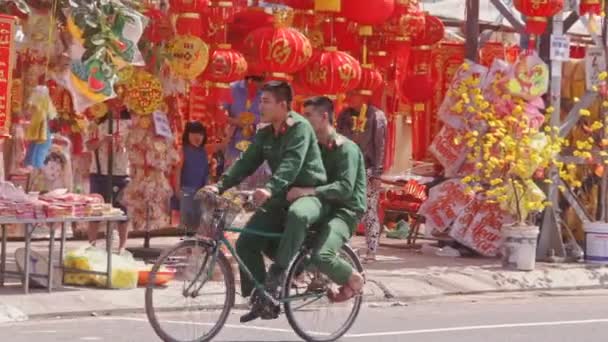 Politieagenten rijden op de fiets langs straat — Stockvideo