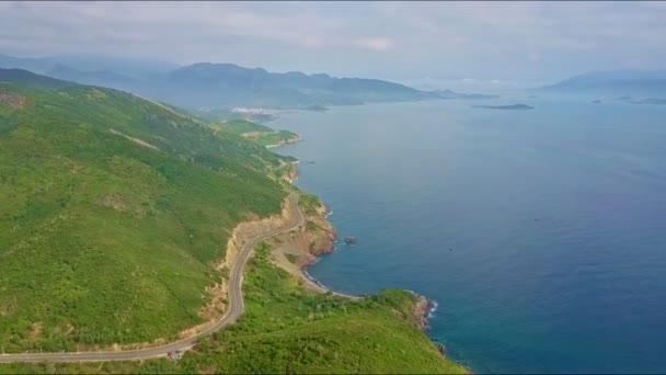 Snelweg op steile rotsachtige hellingen langs de Oceaan — Stockvideo