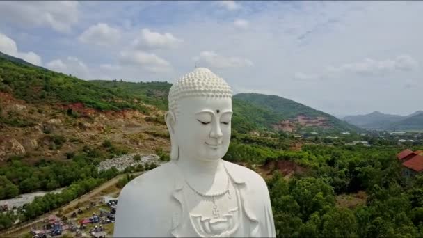 Buddha-szobor közelében buddhista templom és a falu — Stock videók