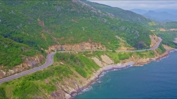 Carretera en empinadas laderas rocosas a lo largo del océano — Vídeos de Stock