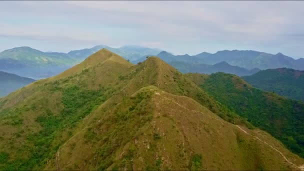 Κορυφές του την κορυφογραμμή του βουνού με δασοκομία πλαγιές — Αρχείο Βίντεο