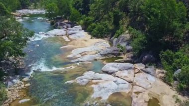 dağ nehir orman arasında çalışan taşlarla