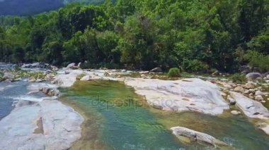 dağ nehir orman arasında çalışan taşlarla