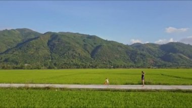 Anne ve Bebek yolda alanları arasında top oynamak