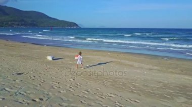 plaj ve kum üzerinde yürüyen kız