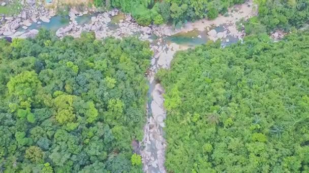 Rio de montanha com rochas e cascata de cachoeiras — Vídeo de Stock