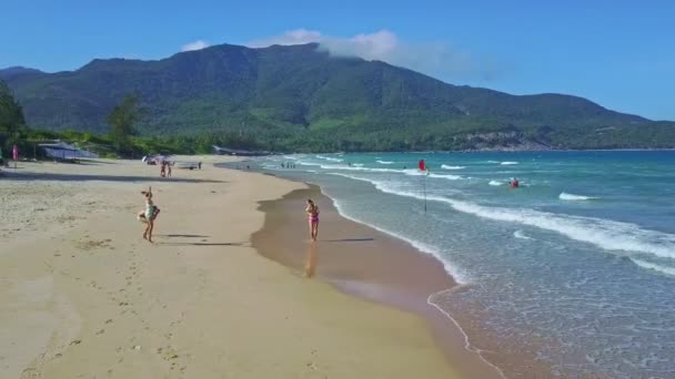与快乐的游客拍照的海滩 — 图库视频影像