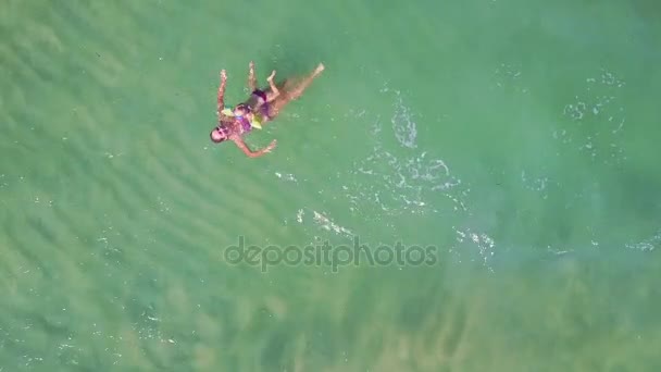 Anne ve kız okyanusta yüzmeye — Stok video