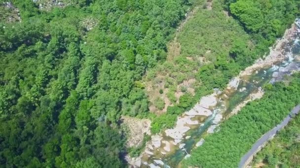 Rio de montanha com rochas e cascata de cachoeiras — Vídeo de Stock