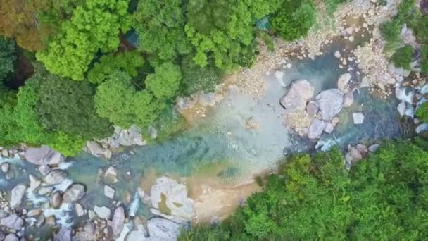 Gebirgsfluss mit Felsen und Wasserfällen — Stockvideo