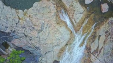 dağ nehir şelale cascades ve kayalar ile