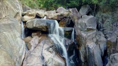 nehir taşları arasında çalışan ile Kanyon