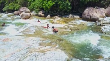 çocuklar slayt rocky nehir dağ taşlarının üzerinde