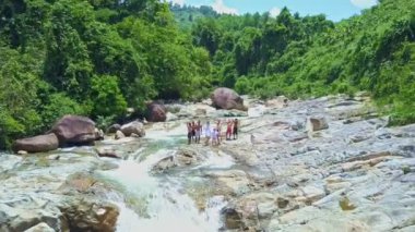 dağ dere arasında duran ve el sallayarak çocuk