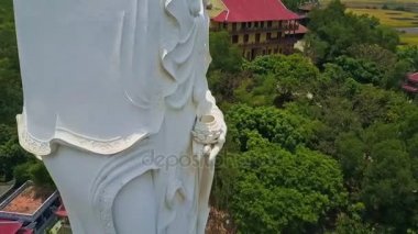 güzel beyaz Buda heykeli