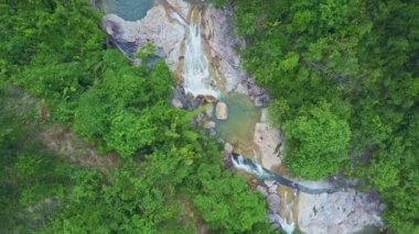 dağ nehir şelale cascades ve kayalar ile