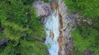 dağ nehir şelale cascades ve kayalar ile