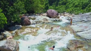 çocuklar slayt rocky nehir dağ taşlarının üzerinde