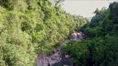 nehir taşları arasında çalışan ile Kanyon 