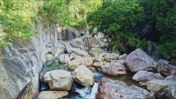 Desfiladeiro com rio correndo entre pedras — Vídeo de Stock