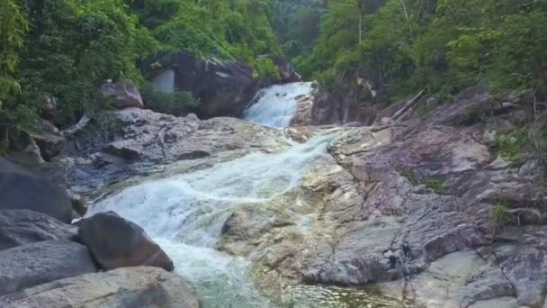 Cascada de río de montaña con cascada — Vídeo de stock