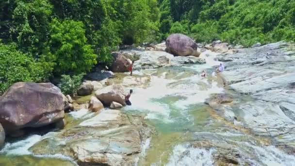 I ragazzi scivolano su pietre di fiume roccioso di montagna — Video Stock