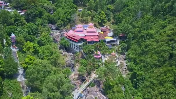 Boeddhistische tempel in tropische bossen op berghelling — Stockvideo