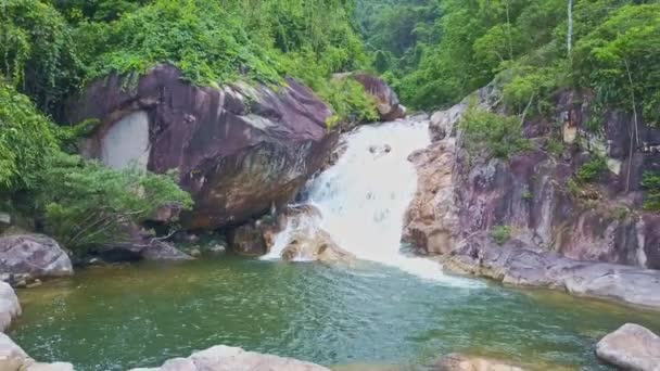 Wasserfall mit See am Boden zwischen Hügeln — Stockvideo