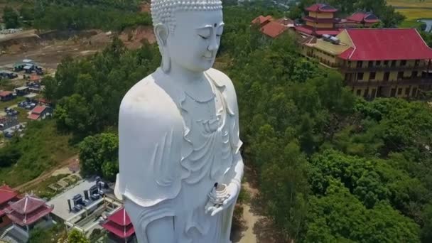 Hermosa estatua de Buda blanco — Vídeo de stock