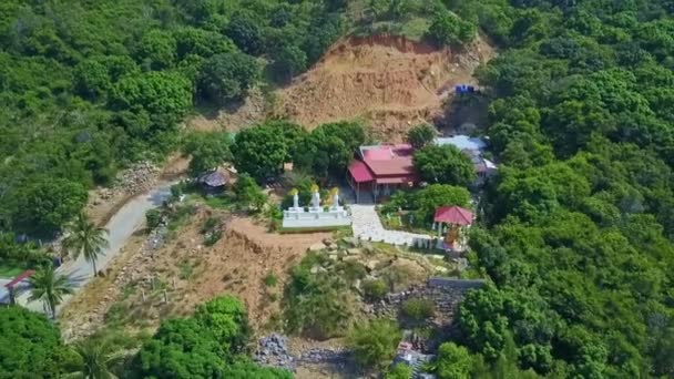 Templo de budistas con estatuas altas de santos — Vídeo de stock