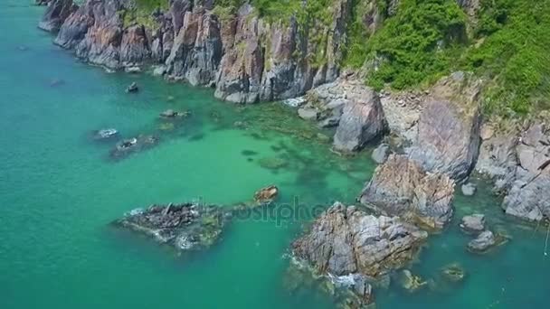 baie océanique et littoral rocheux contre ville 