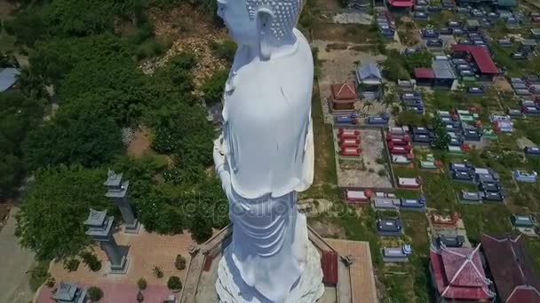 Hermosa estatua de Buda blanco — Vídeo de stock