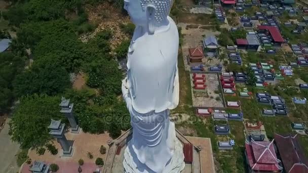 Schöne weiße Buddha-Statue — Stockvideo