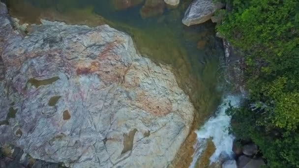 Fiume di montagna con cascate e rocce — Video Stock