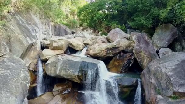 Schlucht mit Fluss, der zwischen Steinen fließt — Stockvideo